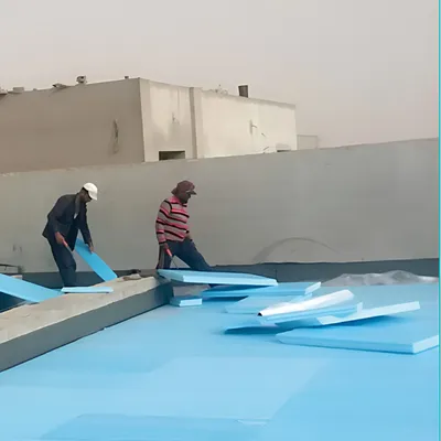 تركيب ألواح الفوم XPS فوق طبقة العزل المائي بالسمك المحدد هندسيًا