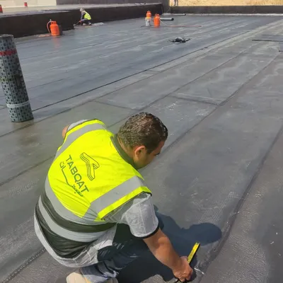 تنفيذ العزل المائي بلفات البيتومين على جدران القبو - شركة طبقات الرياض