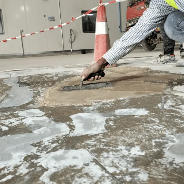 خلط مونة الإيبوكسي Epoxy Mortar بالنسب الصحيحة قبل تطبيقها على الأرضية